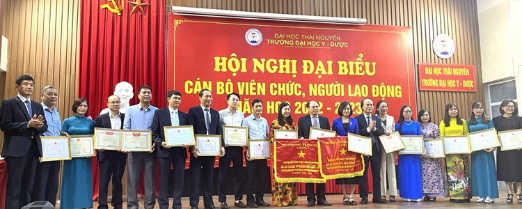 Khoa Y học cơ sở được Bộ Giáo dục tặng cờ thi đua